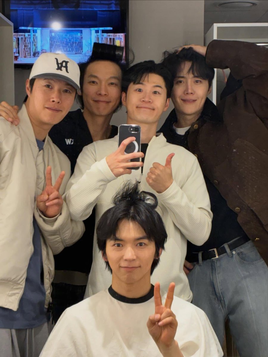 _bearsh's tweet photo. 아아 . .    분장실 거울셀카만의 nukim을 그냥느끼면됨 https://t.co/4PcQBzisoL
