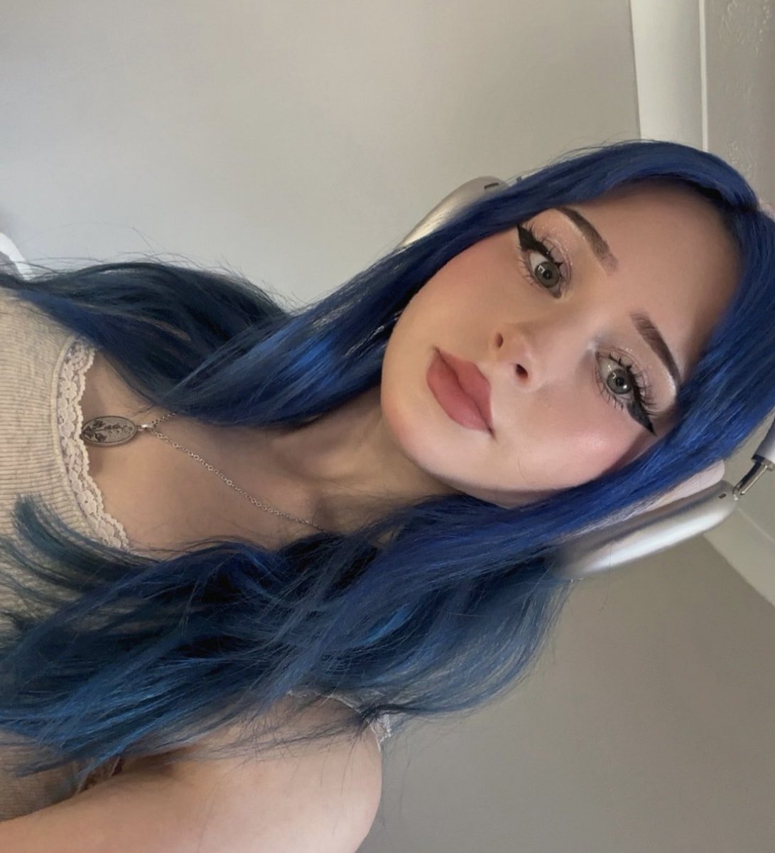 mia tweet media