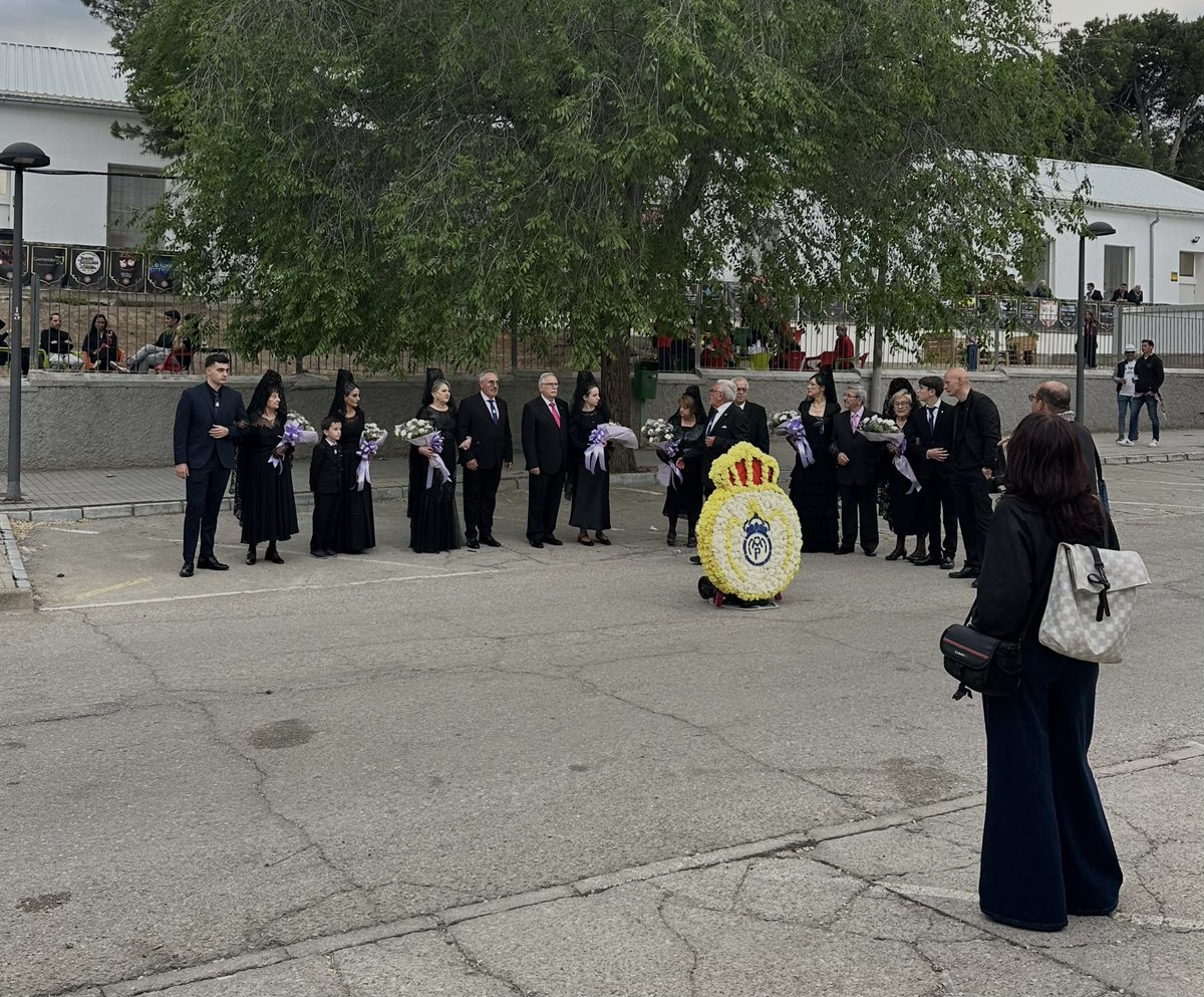 📸 La Peña Madridista Almansa en la Ofrenda de Flores a la Virgen de Belén.

El pueblo de Don Santiago Bernabéu. Para que luego te digan que por no ser madrileño, no puedes ser madridista.

Madridismo, tradición e historia. Lo que verdaderamente representa al club.