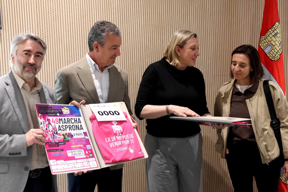 familiajcyl's tweet photo. 🚶🏻Este sábado, #Valladolid acoge la 49 #MarchaAsprona

Responsables de @Asprona_Vall han hecho entrega a la vicepresidenta de la @jcyl, @MIsabelBlanco, del dorsal y la bolsa que recibirán todos los participantes

¡Tú también puedes colaborar!

Inscríbete⬇️
https://t.co/Y8wjK0tSZB https://t.co/zm27JopSwG