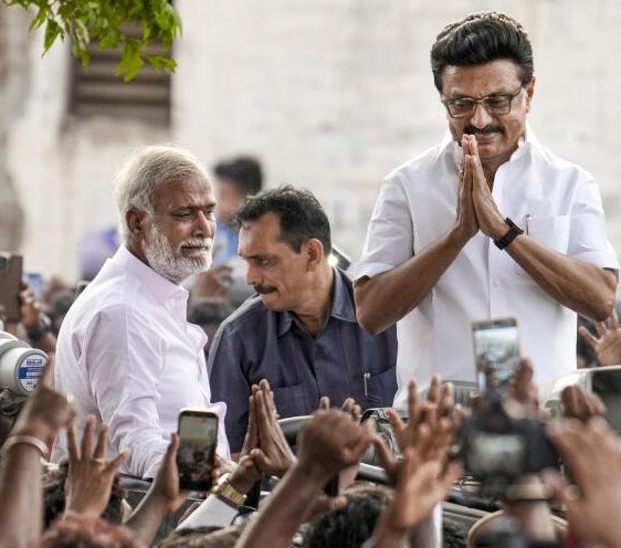Tag that One Friend 

நம்ம கூடவே சுத்துவான் ஆனா அவன் மட்டும் பாஸ் பண்ணிருவான் 🤓

#MemeKast