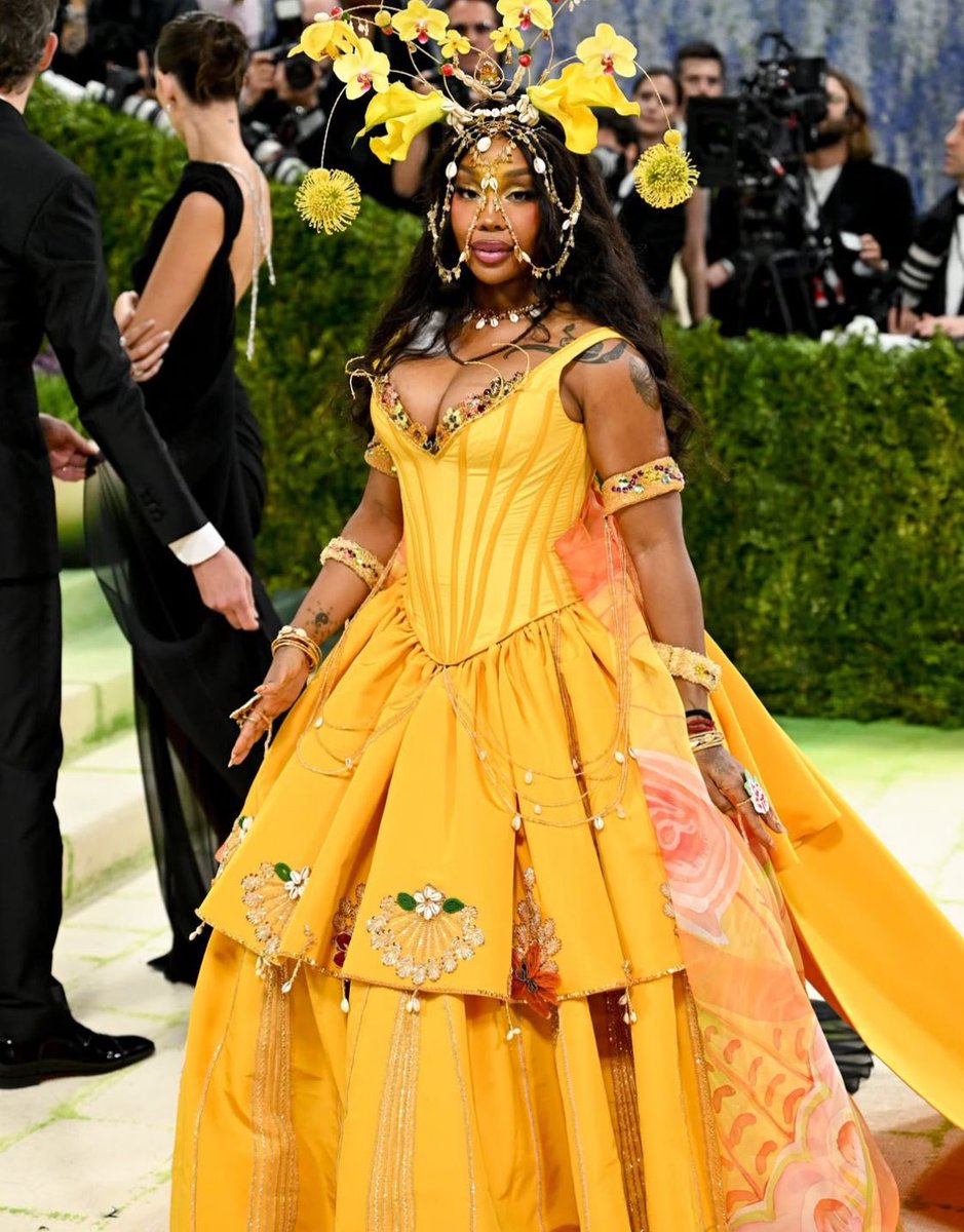 🚨 Em homenagem ao 5/5 a cantora/rapper SZA compareceu ao #MetGala representando da divindade chamada OXUM.