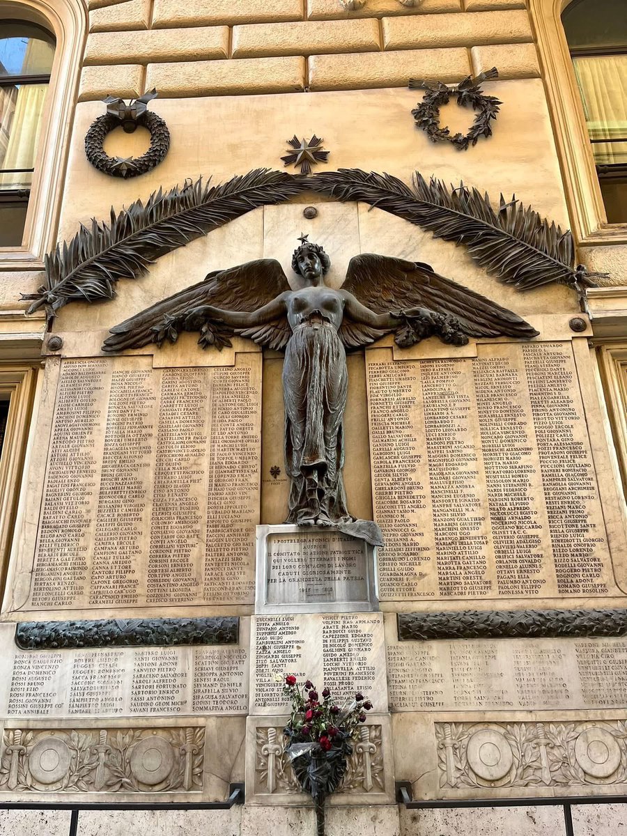 ParaEsoViajamos's tweet image. En la estrecha Vía del Seminario, en #Roma, se topa uno con un monumento que su tarja con un listado extenso: los nombres de  los italianos caídos y desaparecidos en la Primera Guerra Mundial. La línea final resume: “Caidos gloriosamente por la grandeza del País.”
#Travel #Viajes