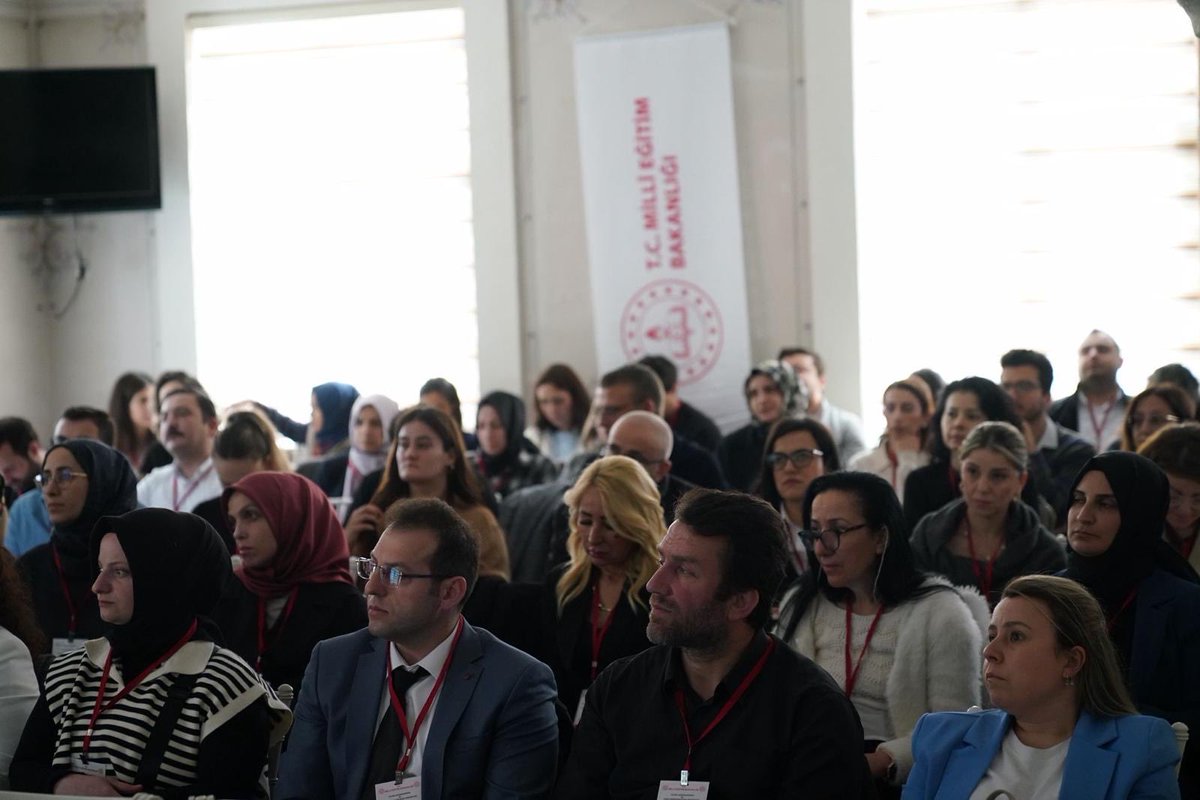 mebodsgm's tweet photo. AÇIK UÇLU SORU YAZMA VE ÖLÇME DEĞERLENDİRME TEKNİKLERİ EĞİTİCİ EĞİTİMİ KURSU İSTANBUL’DA BAŞLADI

Türkiye Yüzyılı Maarif Modeli kapsamında öğretmenlerin açık uçlu soru yazma, ölçme ve değerlendirme teknikleri konularındaki bilgi ve becerilerini geliştirmeye yönelik çalışmalar sürüyor.
Bu kapsamda öğrencilerin gelişimsel özelliklere uygun ölçme araçları hazırlama, değerlendirme süreçlerini objektif bir şekilde yürütme ve üst düzey bilişsel becerilere yönelik öğretmenlerin  madde yazım yetkinliklerini artırmak amacıyla 04-08 Mayıs 2026 tarihleri arasında İstanbul Cankurtaran Öğretmenevi ve Akşam Sanat Okulunda “Açık Uçlu Soru Yazma ve Ölçme Değerlendirme Teknikleri Eğitici Eğitimi Kursu” Bakan Yardımcısı Sayın Ömer Faruk Yelkenci’nin katılımı ile başladı. 
Türkiye Yüzyılı Maarif Modeli ile birlikte değişen ölçme ve değerlendirme anlayışı üzerine hitapta bulunan Bakan Yardımcımız Sayın Ömer Faruk Yelkenci, eğitici eğitim alan öğretmenlerimizin Bakanlığımızın hassasiyetlerini ve program kapsamında edindikleri becerileri öğretmenlerimize aktarma sorumluluğunu üstlendiğini ifade etti.
Ölçme, Değerlendirme ve Sınav Hizmetleri Genel Müdürümüz Erdal Kılınç ve İstanbul İl Millî Eğitim Müdürü Mücahit Yentür’ün de katıldığı programda öğretmenlere üst düzey becerileri ölçmeye yönelik soru geliştirme konusunda da uygulamalı eğitimler verilecek.
@tcmeb 
@Yusuf__Tekin 
@farukyelkenci 
@erdalkilinc27