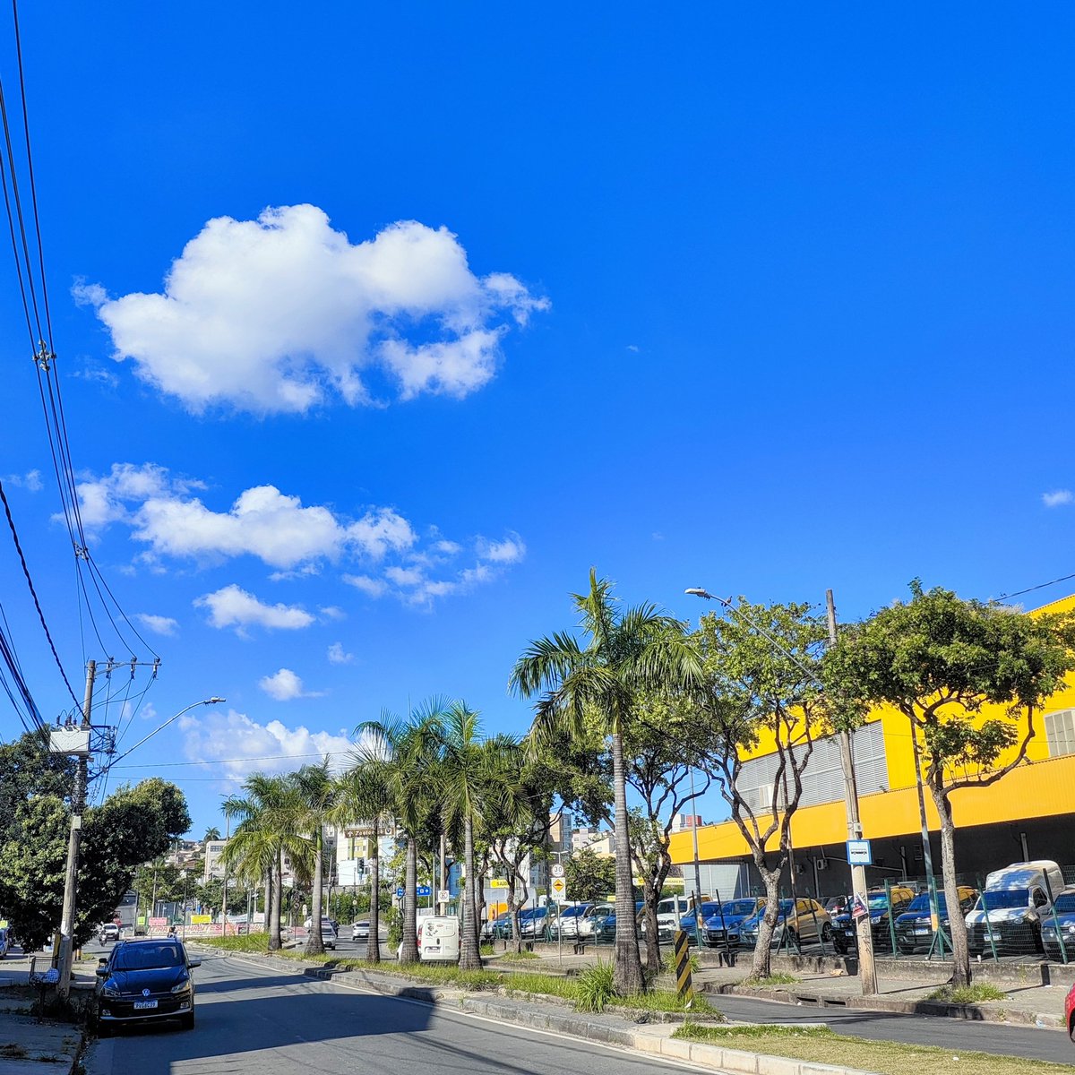 Belo Horizonte tem dia de sol entre nuvens. pela manhã, temperatura amena com mínima de 17°C, porém calor leve agora de tarde, com máxima de 27,9°C na área central da cidade até o momento.