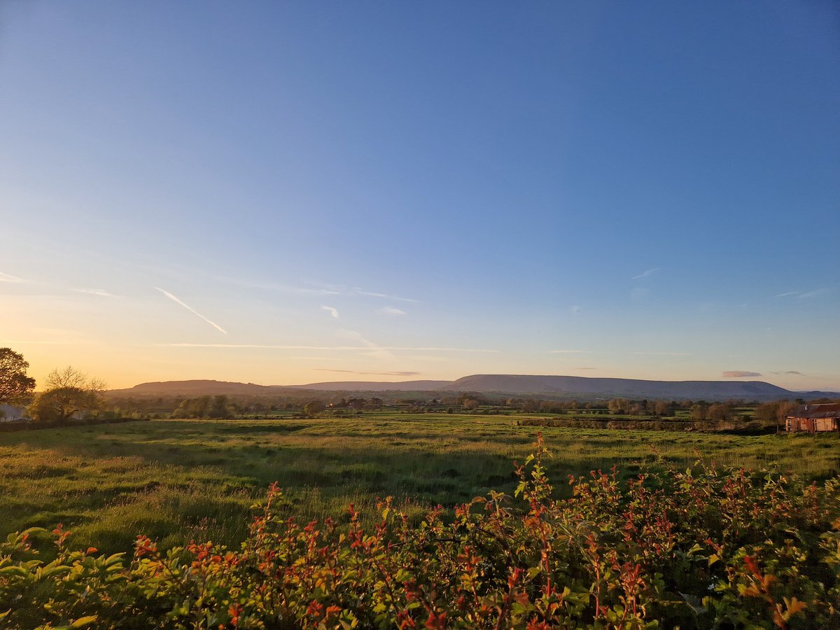 Callum_James_ee's tweet photo. Spent the Bank Holiday weekend riding in the Yorkshire Dales, but the best view was from a golden hour evening walk close to home https://t.co/shJ7jPd7WX
