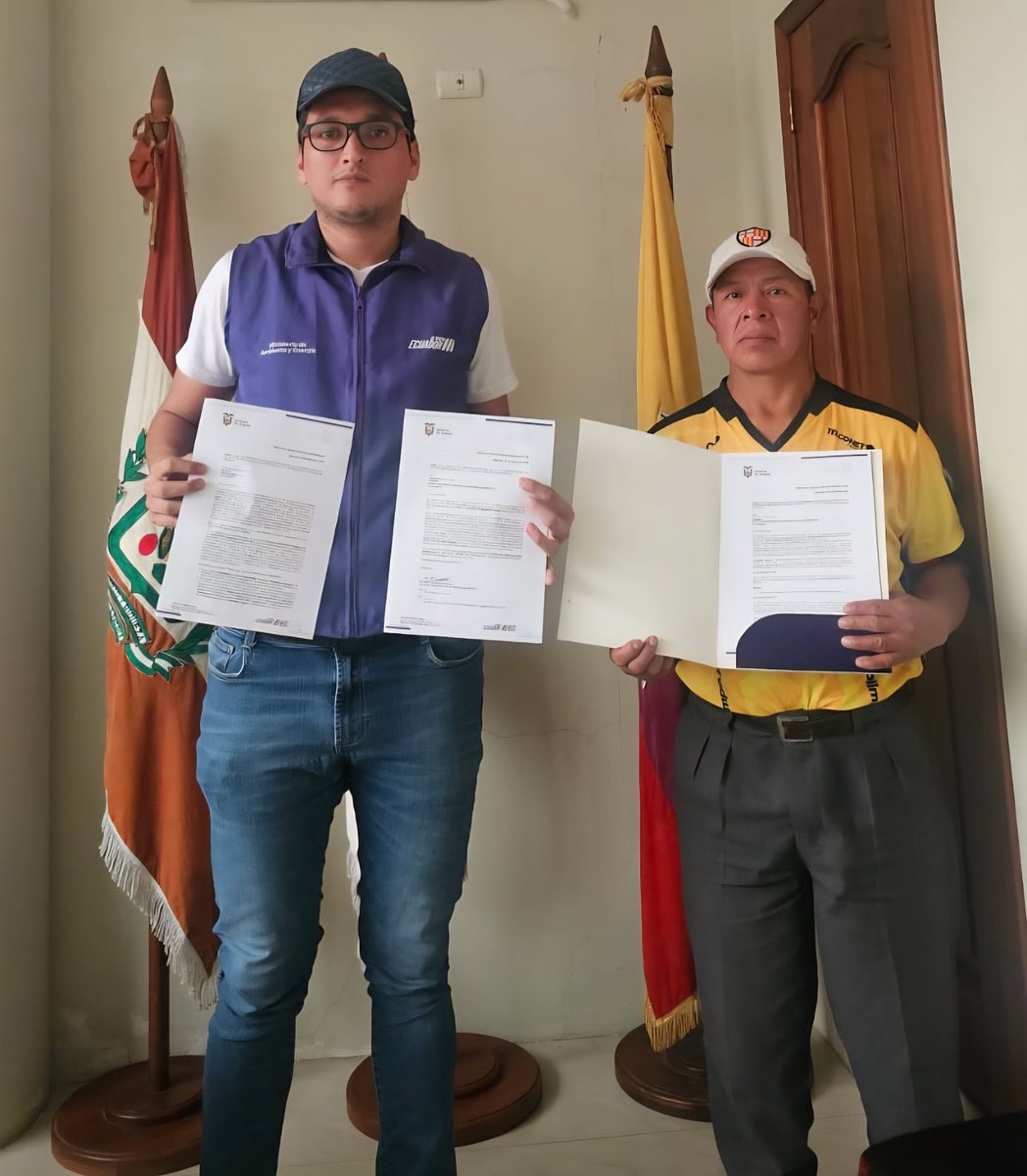 MAATE_Zonal5's tweet photo. #NuestrosTécnicos en Los Ríos, realizaron la entrega oficial del Registro de Directiva, la aprobación de la reforma de estatutos y el registro del reglamento interno de la JAAP Quishpe Alto, del cantón Pangua, provincia de Cotopaxi, beneficiando a más de 46 familias. https://t.co/NSqiz38ogv