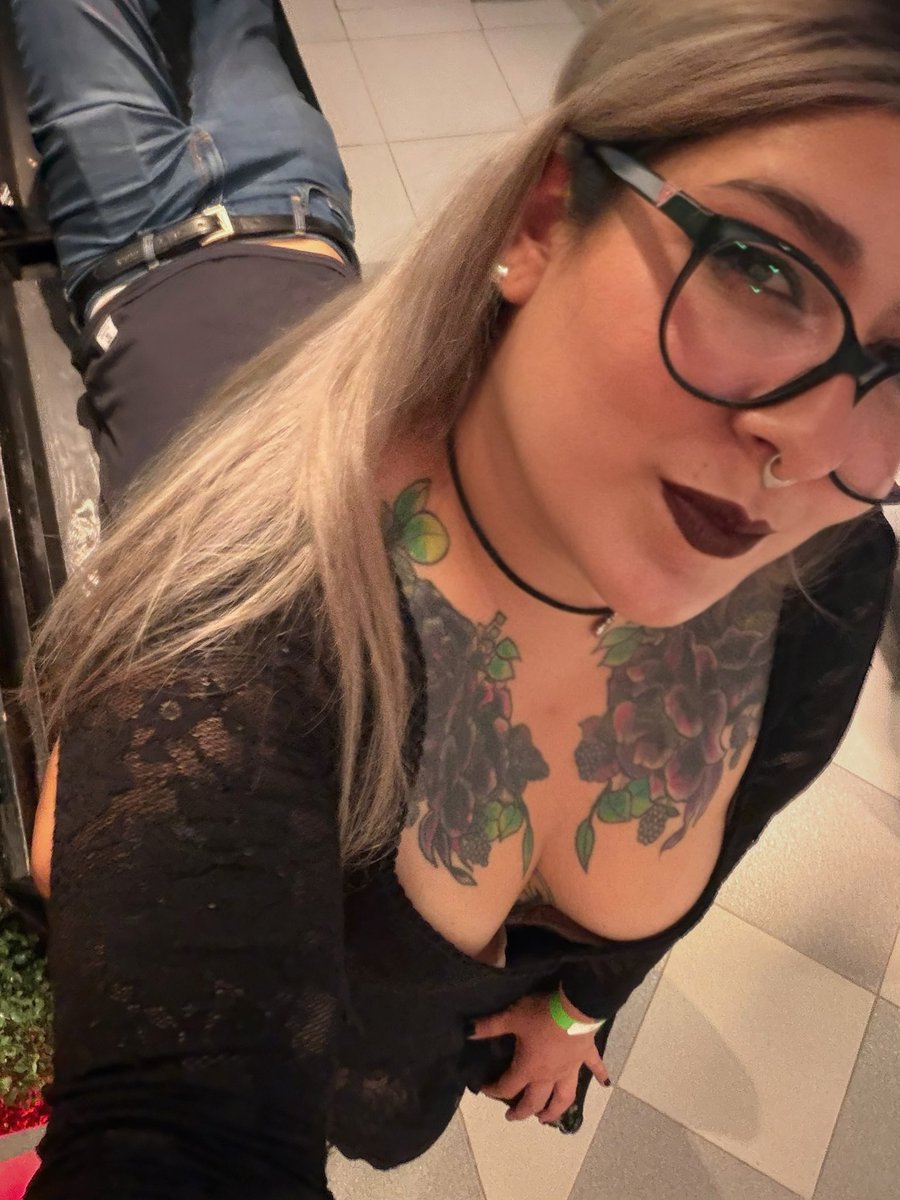 Unas fotos más de la patachanga 😌🖤 en lo personal siento que le hizo falta un poquito más de protagonismo al bdsm. 
#femdom #submissive #facesitting