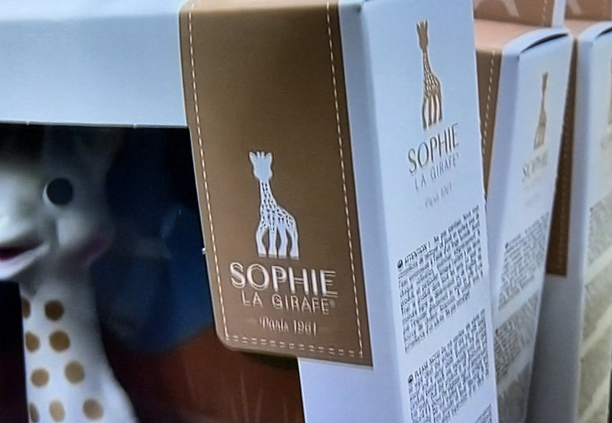 OlivierJorba's tweet photo. #Sophie la #girafe made in #France et in #vosges : on nous aurait menti ? https://t.co/rRqV2dtDYA
