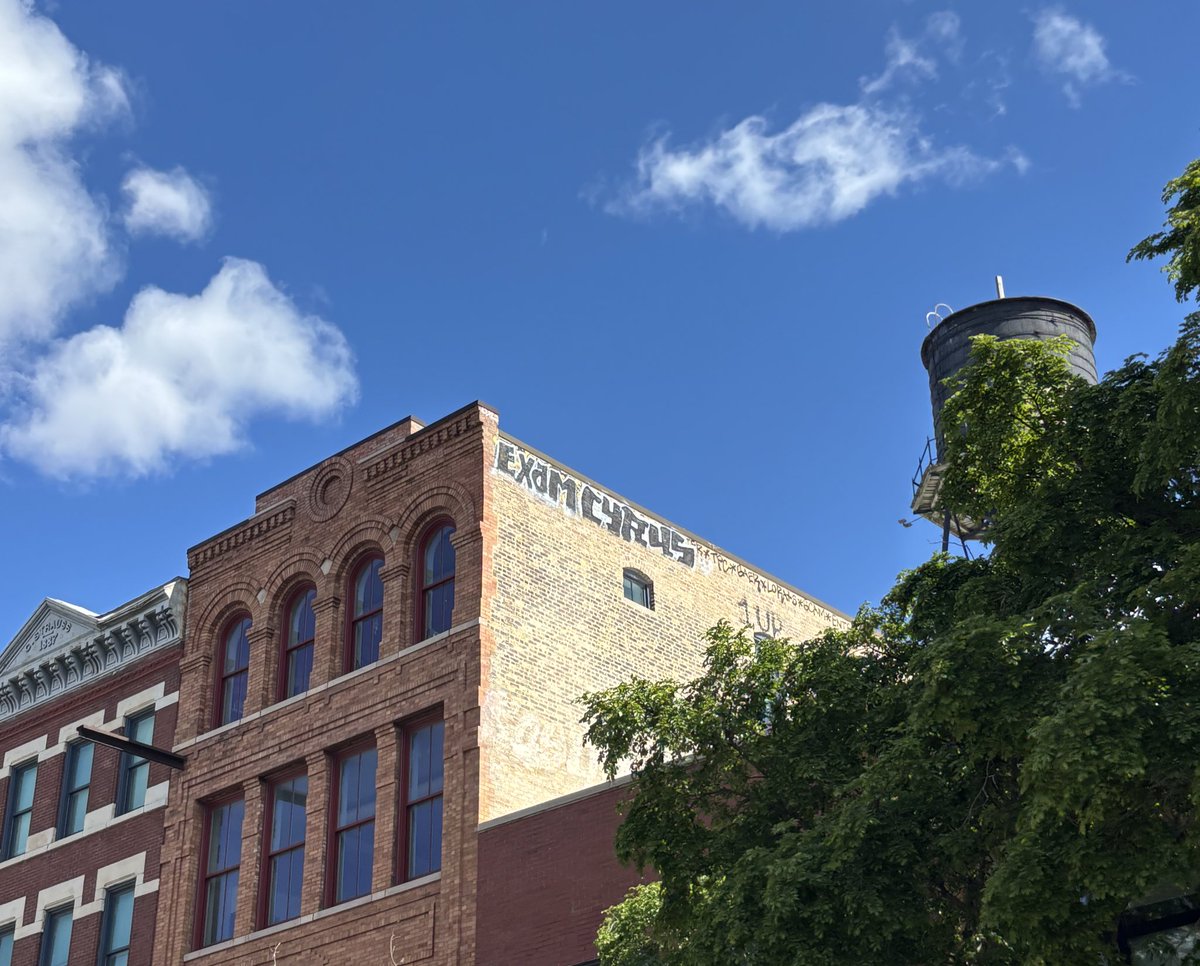 AllesSophia's tweet image. Some recent iPhone shots on my walks around #chicago 

#photo #pics #midwest #urban #city #neighborhood #walking #urbex #transit #street #rail #subway #building #cityscape #historic #architecture #design #graffiti #iphone