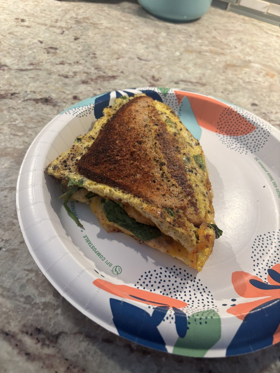 braysmith25's tweet photo. @todayyearsold Just made it but added a hash brown and spinach in the middle 🔥 https://t.co/UgQtcLHGZU