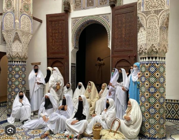peace_3_6_5's tweet photo. #الحايك_المغربي_تراث_مغربي_عريق انتشر في شمال إفريقيا بفضل حكم المغاربة لها في حقب معينة وكذلك بفضل التجار المغاربة يرجع تاريخة لأكثر من 1000سنة❤️🇲🇦👑 https://t.co/dnvSrLzV3a