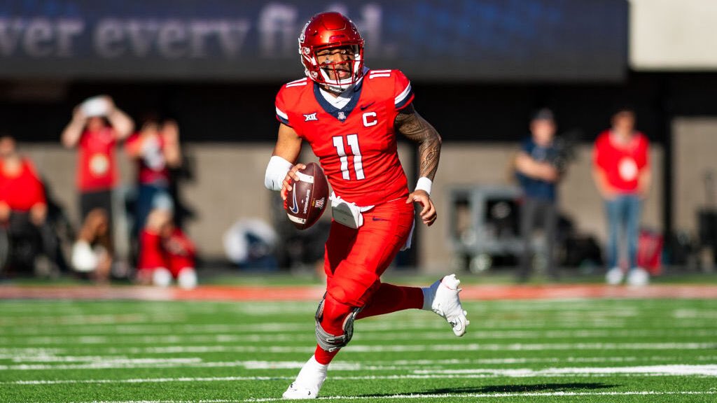 CollegeFBonX's tweet photo. Noah Fifita is entering his final season as the QB at Arizona. He is the school leader already in career passing touchdowns with 73 and is only 829 yards away from passing Nick Foles as the career yardage leader. https://t.co/gjzB9QoMmB