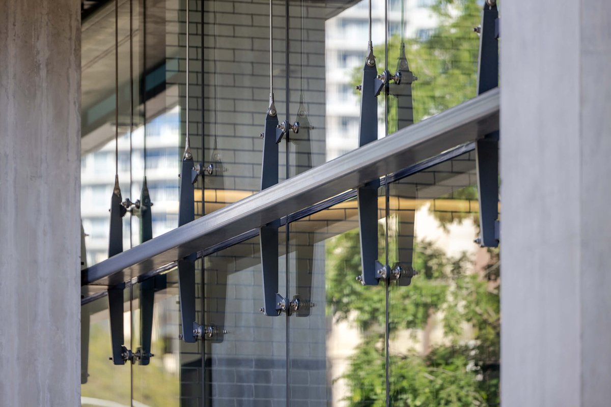 StructuresNovum's tweet photo. 600 West Fifth Street is a Class-A commercial office development that redefines a prominent downtown Austin site as a modern workplace destination.

The suspended girt steel system enhances lobby visibility and creates a strong, contemporary entry, built to maximize transparency. https://t.co/3NydSgnpJ7