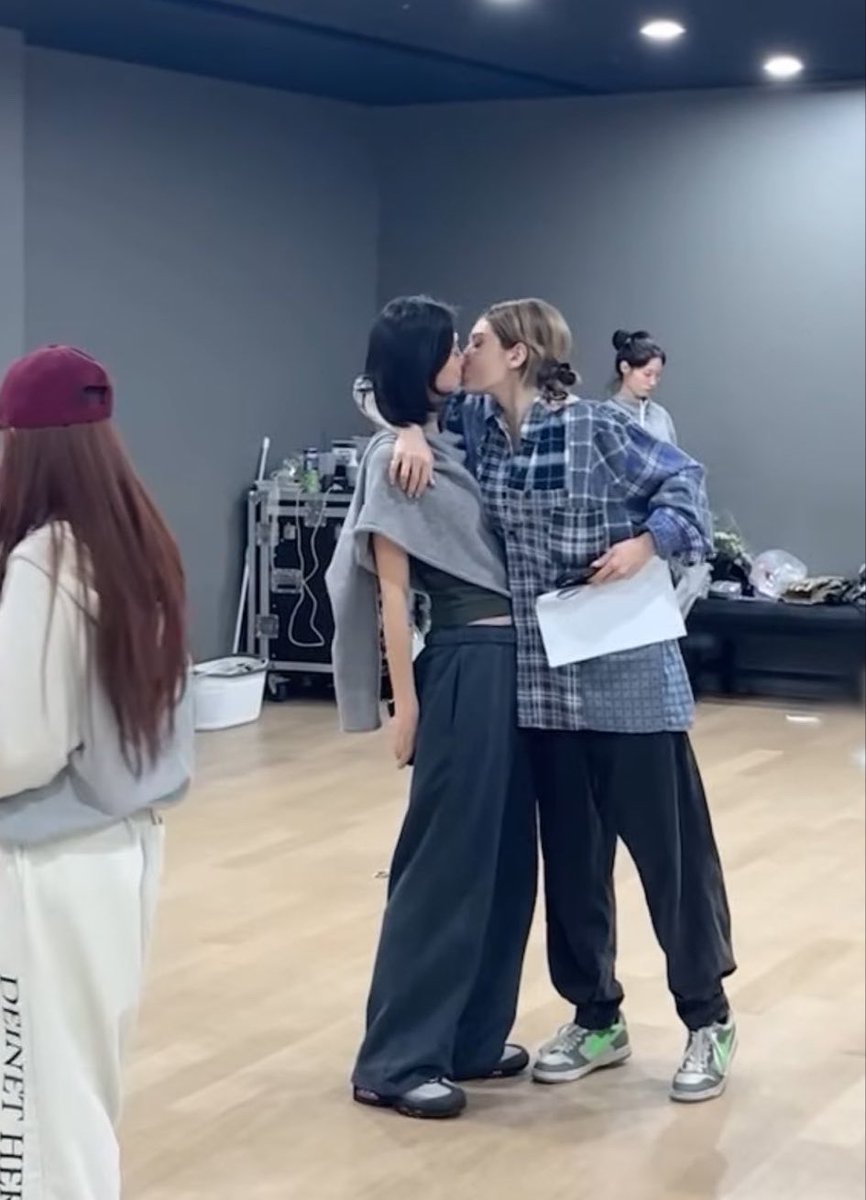 hourly doyeon tweet media