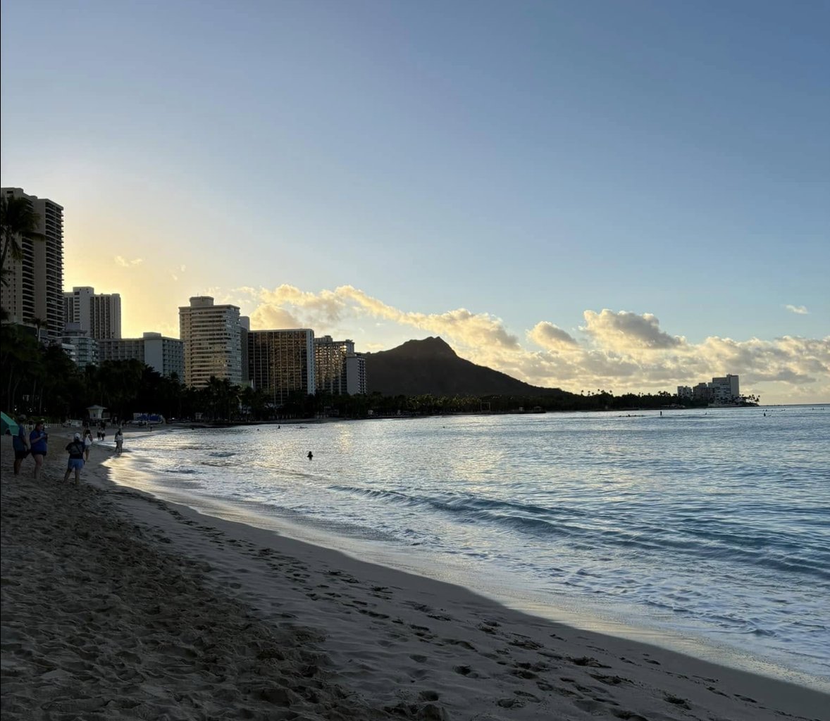 AnnicaAguzzi's tweet image. #Hawaii Completely burned! Lips burned, face burned, hair after swimming..let's not talk about it ...makeup? none!