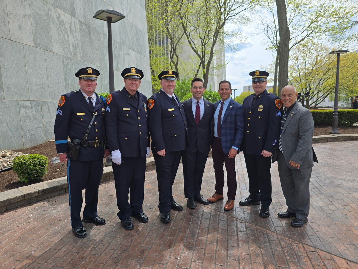 SuffolkSOA's tweet photo. Standing alongside law enforcement agencies from across New York State, Suffolk SOA members paid tribute to our fallen at the New York State Police Officers Memorial. Their courage and sacrifice will always be remembered. https://t.co/ggaAGqV8Nb