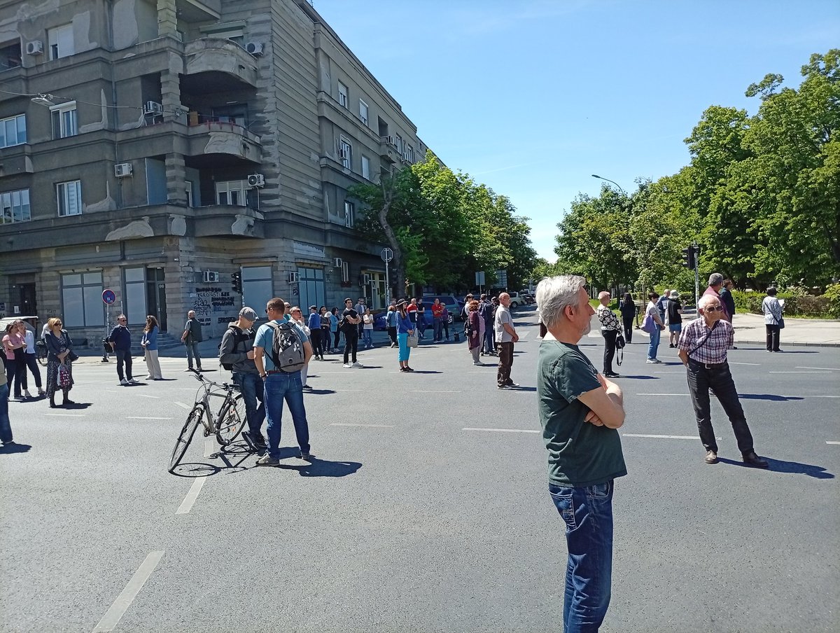 milosdjajic's tweet photo. Tužni utorak - 16 minuta tišine
Polovina ljudi na sahrani supruge saborca a drugi na raskrsnici.
#zemun svaki dan #blokada
#studeni @agrifblokira
Uprkos svemu ima nas, 91 komšija,studenata i prolaznika.
Provokacije danas veoma izražene https://t.co/LXLmvXECvV