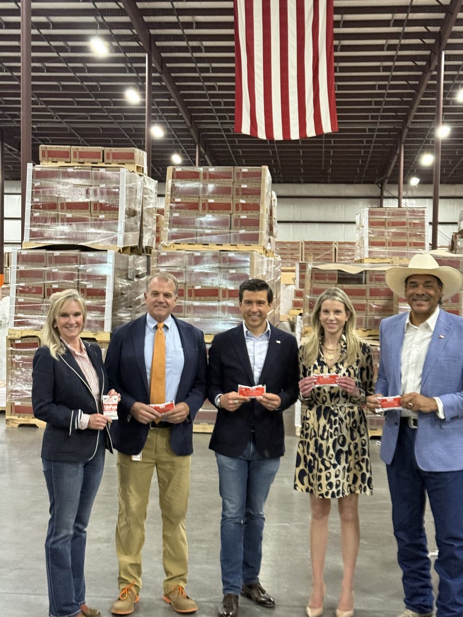 Bruce_LeVell's tweet photo. Great visit in Fitzgerald, Georgia at the @ManaNutrition production facility alongside USDA Deputy Secretary Luke Lindberg @TheUSA and Ambassador Lynda Blanchard @USUNRome 

This incredible operation  processes nearly 2 million pounds of peanuts every month about 24 million pounds annually to produce Ready-to-Use Therapeutic Food (RUTF) for malnourished children around the world.

Proud to stand with strong leadership under @SecRollins to see Georgia agriculture making a global impact turning our farmers’ hard work into hope for millions. 🌍🥜 #GeorgiaAg #USDA #FoodSecurity #USDAPPP #MFGA #GlobalImpact #MANA @USDA @WFP