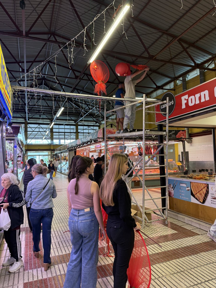 Cemporda's tweet photo. Els alumnes de #1rcfcee2526 #ciclesformatius estem a punt d’enllestir la decoració del MERCAT DE ROSES https://t.co/OnaaOWjGwa