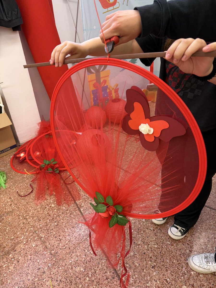 Cemporda's tweet photo. Els alumnes de #1rcfcee2526 #ciclesformatius estem a punt d’enllestir la decoració del MERCAT DE ROSES https://t.co/OnaaOWjGwa