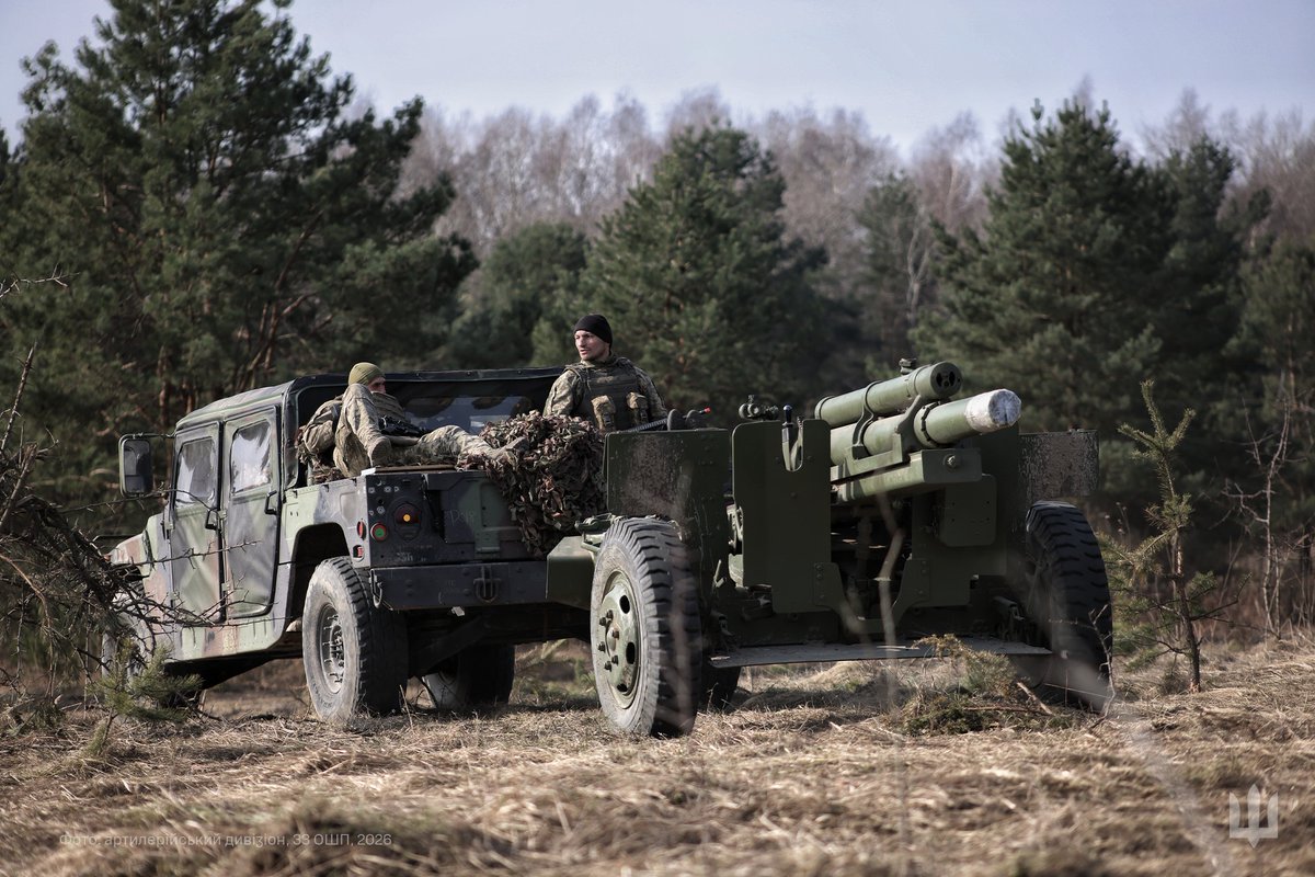 trip_to_valkiri's tweet photo. M101 105mm howitzer battery (towed by Humvees) from the Ukrainian 33rd Separate Assault Regiment during training in the rear, April 2026 period. https://t.co/XRsQzzW2PX