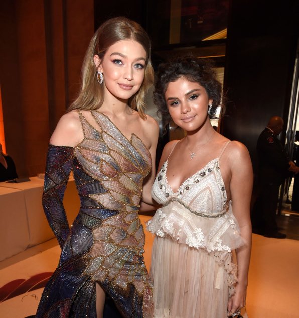 gigi haciendo todo lo posible por no reírse en su cara 😭