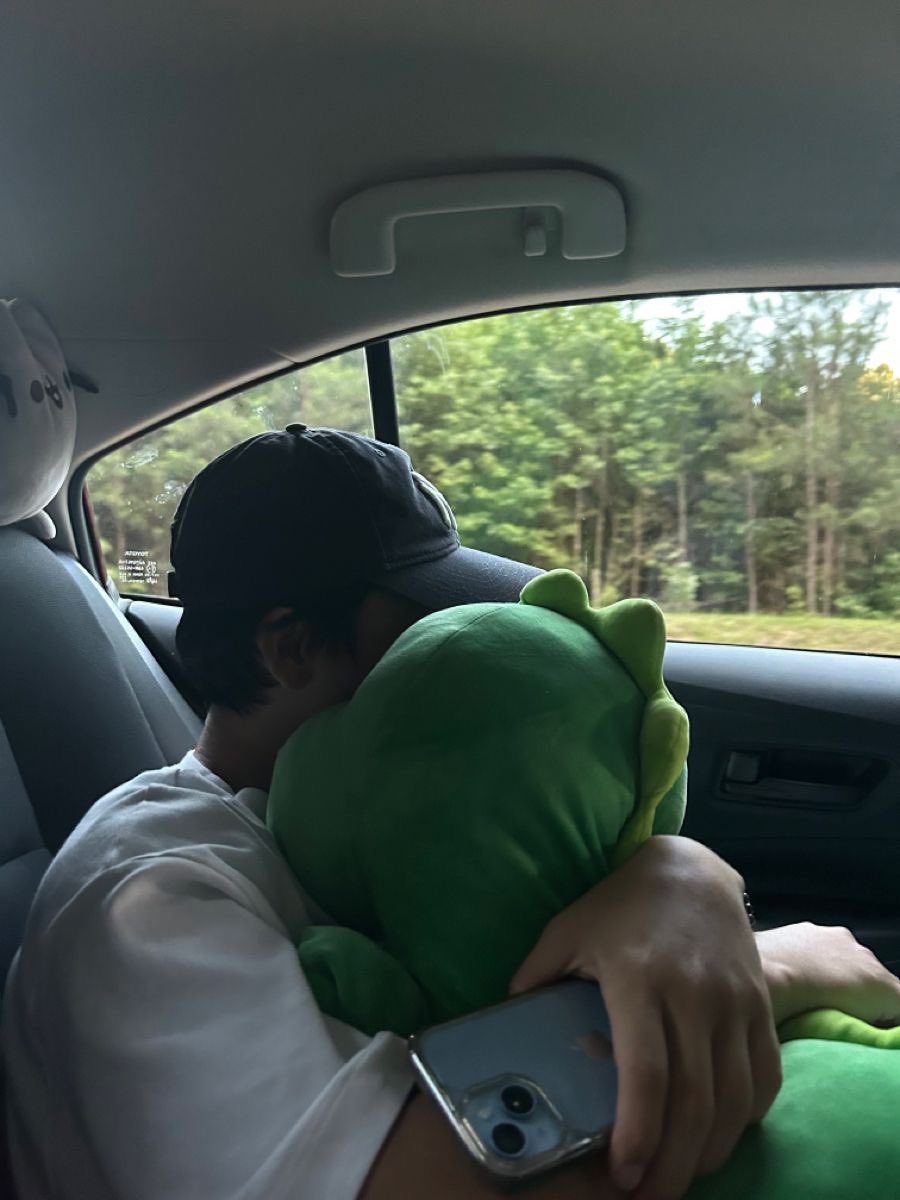 stardust1ng's tweet photo. jisung after minho wins him a stuffed dinosaur… https://t.co/QAOwOX73Bs