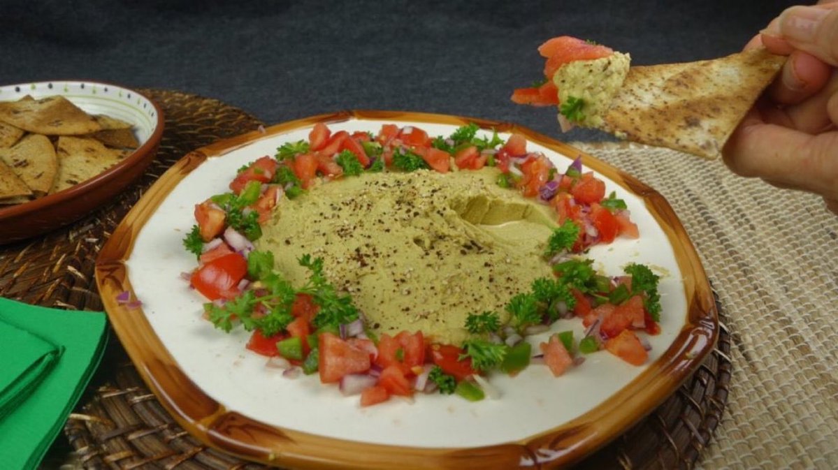 GGoodtaste's tweet image. #CincoDeMayo needs this Creamy Guaca Hummus and Baked Pita Chips - is a two-fer - guacamole and hummus are better together - always an empty plate at snacktime - the #recipe is in the comments