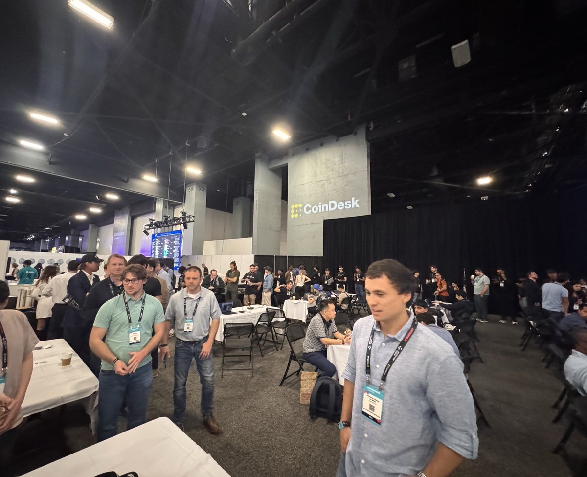 CryptoMagellan's tweet photo. Demand for Seekers is insane at @easya_app's Consensus hackathon 🤯 https://t.co/tbzikNUmGk