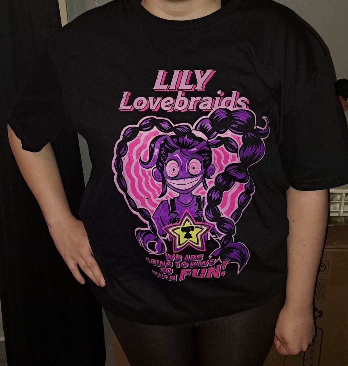 Mityliyy's tweet photo. I'm so happy to have my beautiful Lily Lovebraids t-shirt thanks to the game's content @mobgamesstudios, but it's not over yet. There's always new stuff, but it hasn't arrived yet. Thank you so much! 💜⭐️💜✨️ #lilylovebraids  #poppyplaytime #poppyplaytimechapter5 https://t.co/Epr1rnTIA4