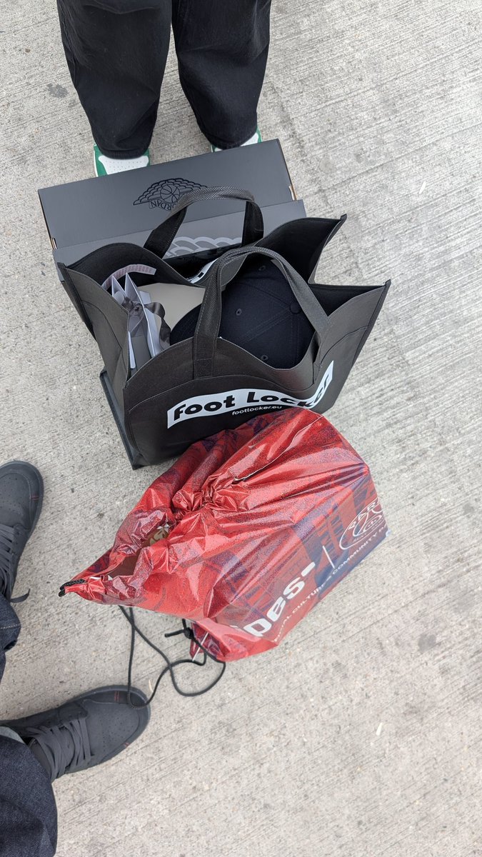 22philip309's tweet photo. Wir waren in jeden laden #Snipes #Nike #Footlocker #Hamburg #Chris #CookieCouture https://t.co/IC33HYHJdF