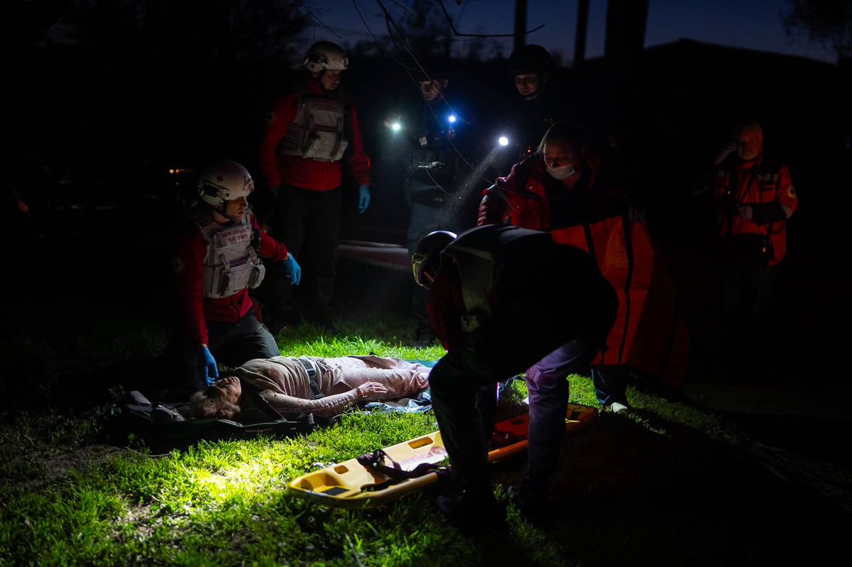 RedCrossUkraine's tweet image. ⚡️ Ukrainian Red Cross emergency response teams are working at the sites of Russian air strikes in #Zaporizhzhia, providing first aid and assisting emergency responders. According to authorities, 10 people were killed and 18 injured. #EmergencyResponse #NotATarget