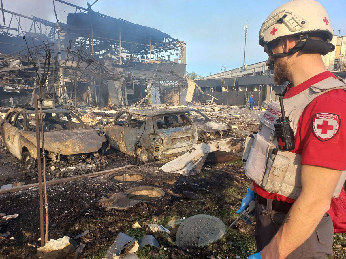 RedCrossUkraine's tweet image. ⚡️ Ukrainian Red Cross emergency response teams are working at the sites of Russian air strikes in #Zaporizhzhia, providing first aid and assisting emergency responders. According to authorities, 10 people were killed and 18 injured. #EmergencyResponse #NotATarget