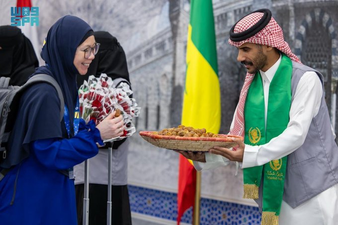 saudi24tv's tweet image. وصول أولى رحلات مستفيدي #مبادرة_طريق_مكة من مطار بروناي الدولي إلى مطار الأمير محمد بن عبدالعزيز الدولي بالمدينة المنورة. #saudi #السعودية #اخبار