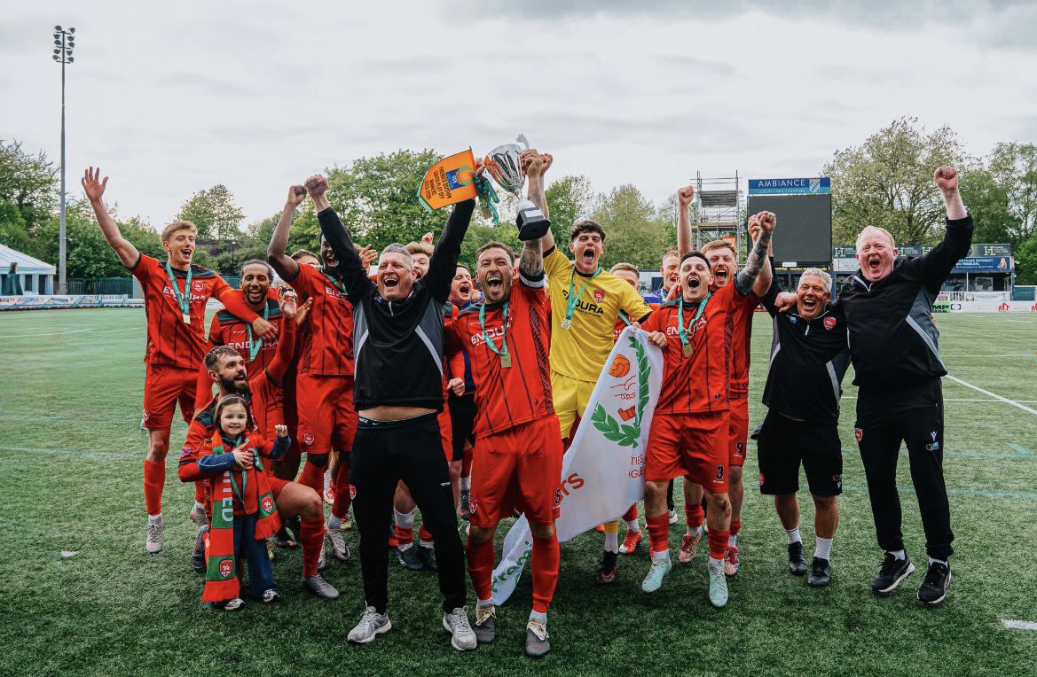 dan_moore28's tweet photo. @CovUnited ❤️💚 

Promotion with my best mate and this special club https://t.co/9PExQ1IY6G