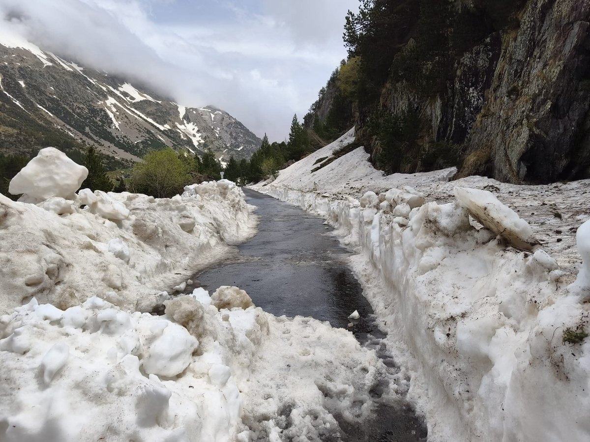 CyNPirineos's tweet photo. Situación de la carretera de Llanos del Hospital a la Besurta (parte septentrional del Valle de Benasque) a fecha 1 de Mayo 2026 Viernes.

Gracias a Higinio por la foto https://t.co/Ek2qVfQEan