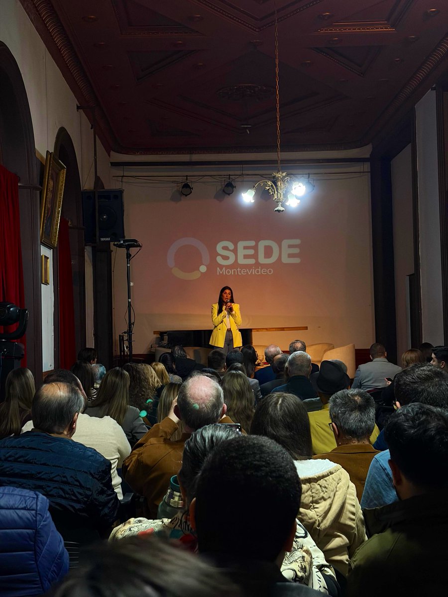 vickitacaceres's tweet photo. Ayer lanzamos @SEDEmvd un centro de estudios para pensar, diseñar y construir el futuro de Montevideo. 
Iniciamos hablando de movilidad, con un gran panel de invitados! 
Gracias a todos los que nos acompañaron!! https://t.co/EEp9ee6UWV