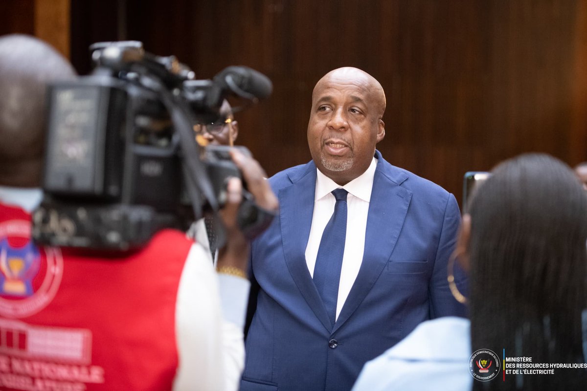 Min_Resshyd_rdc's tweet photo. 📍Kinshasa, 5 mai 2026 - Assemblée Nationale

Le Ministre des Ressources Hydrauliques et Électricité, SEM Aimé SAKOMBI MOLENDO, a apporté des réponses aux préoccupations exprimées par les Honorables Députés nationaux membres de la Commission ATI-NTIC, à la suite de sa première intervention devant ladite Commission.

Son intervention a permis de présenter les avancées enregistrées dans le secteur de l’électricité, notamment l’opérationnalisation de la centrale hydroélectrique de Kakobola, ainsi que l’approbation par la Banque mondiale d’un financement de 250 millions USD au titre de la première phase du PDI3, s’inscrivant dans un programme global d’un milliard USD.

Les réponses du Ministre ont également permis d’apporter des éclairages sur la politique d’électrification conduite par l’ANSER, le rôle de régulation assuré par l’ARE, la mise en œuvre du Compact énergétique, ainsi que sur la situation de la SINELAC et la problématique des dettes croisées dans le secteur.

En conclusion, le Ministre a réaffirmé l’engagement du Gouvernement à faire de l’électricité un levier structurant du développement et de l’industrialisation du pays, reposant sur quatre piliers : les grands projets structurants, l’électrification rurale, la mobilisation des investissements privés et la poursuite des réformes institutionnelles.
#RDC #Énergie #MRHE #ÉlectricitéPourTous