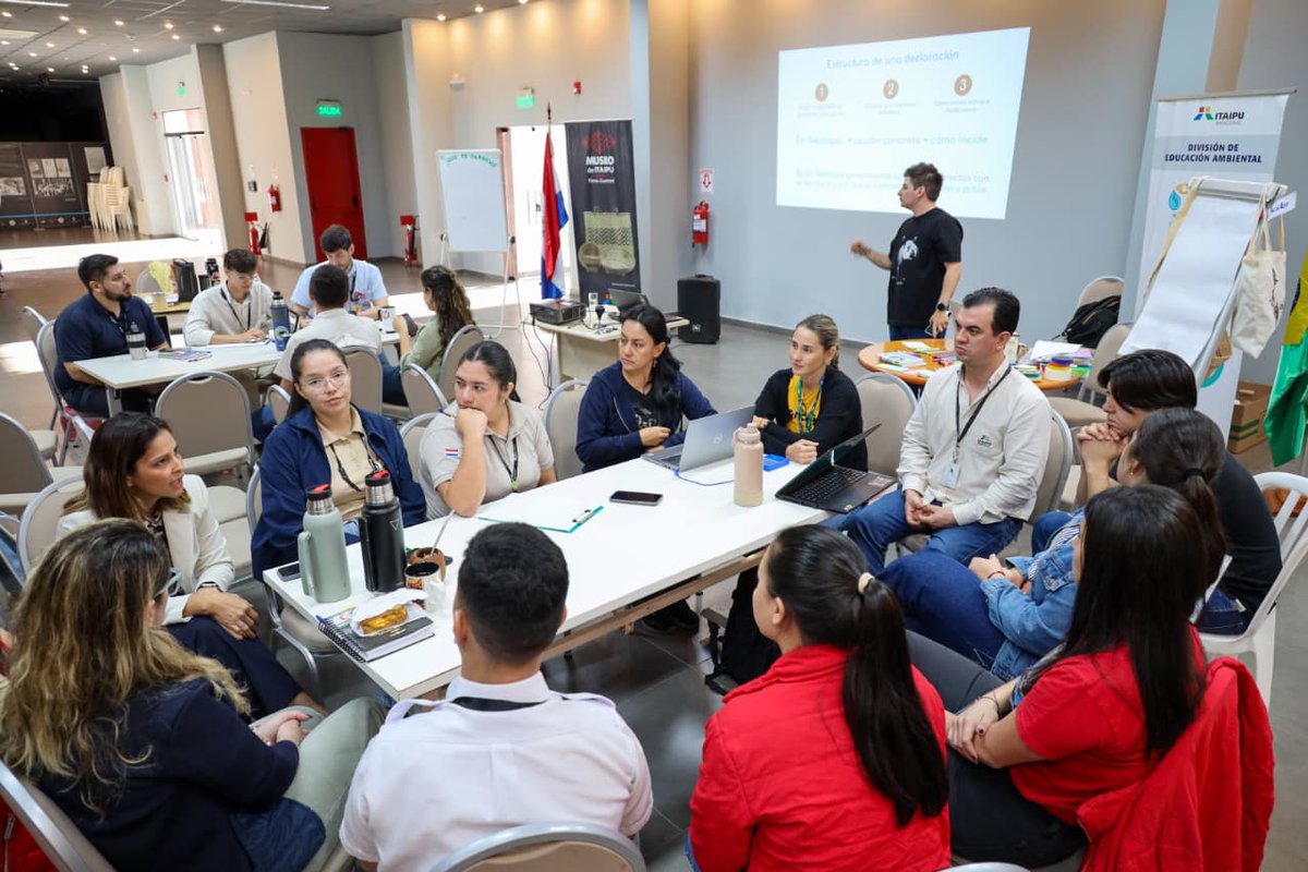 itaipuparaguay's tweet photo. 🌳🐾 Especialistas internacionales desarrollan una jornada técnica en Tekotopa Centro Ambiental de ITAIPU, ubicado en Hernandarias. El objetivo es optimizar la atención al público y enriquecer la experiencia de quienes visitan este espacio. La iniciativa se lleva adelante en alianza con el Instituto Smithsonian de los Estados Unidos.

🌳🐾 Durante las actividades se trabajan aspectos clave como la interacción con los visitantes, la seguridad y la comunicación de los mensajes vinculados a la conservación. Este proceso permitirá identificar oportunidades de mejora y fortalecer la identidad de Tekotopa.

Leé aquí 👉  https://t.co/mZzIkH6HVD