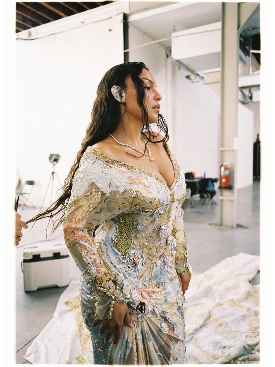 TeenPeoplePod's tweet photo. This is going to sound weird but there is something pleasingly fungal about Francesco Risso's Met Gala gown for Paloma Elsesser, with its layers of fabric, paint and bugle beads spreading across her form. 

#FrocksAsFungi #RedCarpetBotany https://t.co/ynPeThgRUv