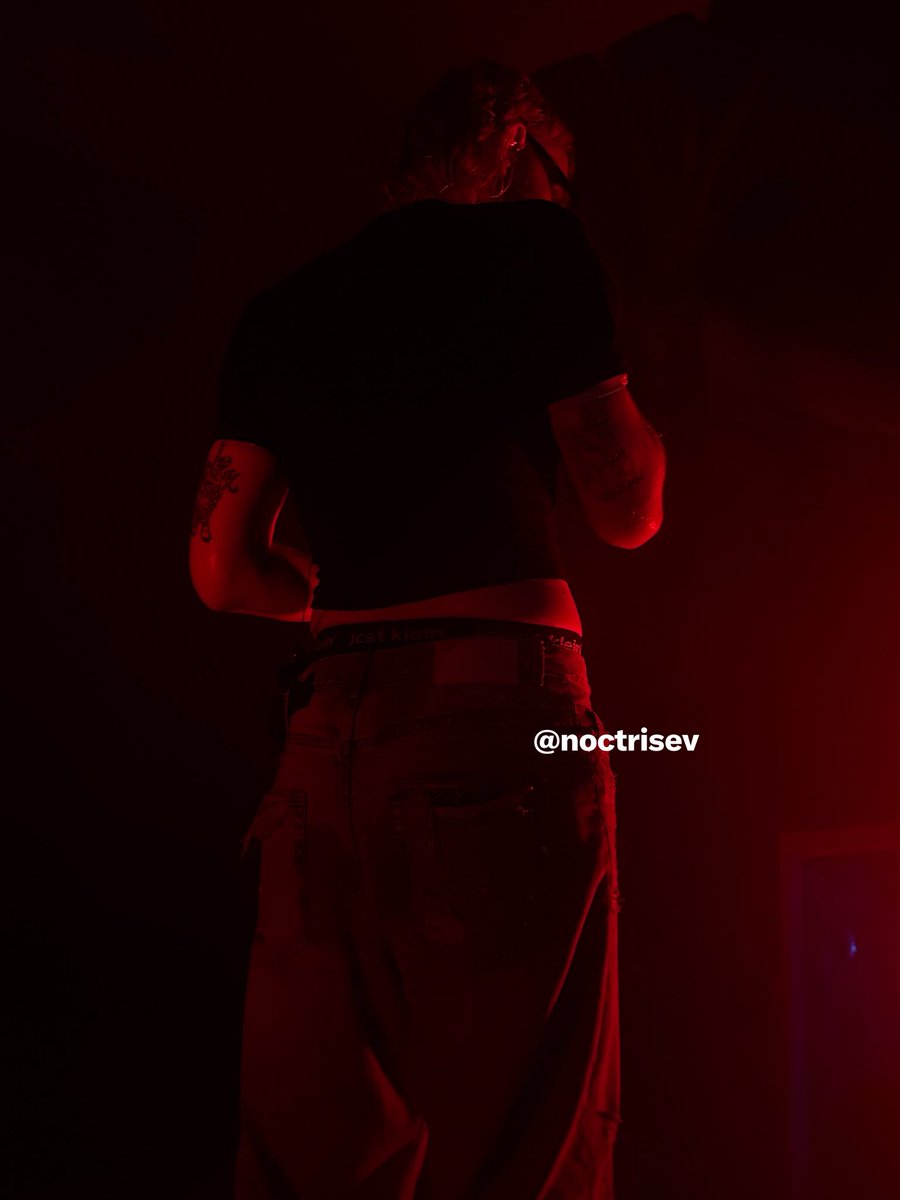Axel ⊬ | SHAKYKNEES tweet media