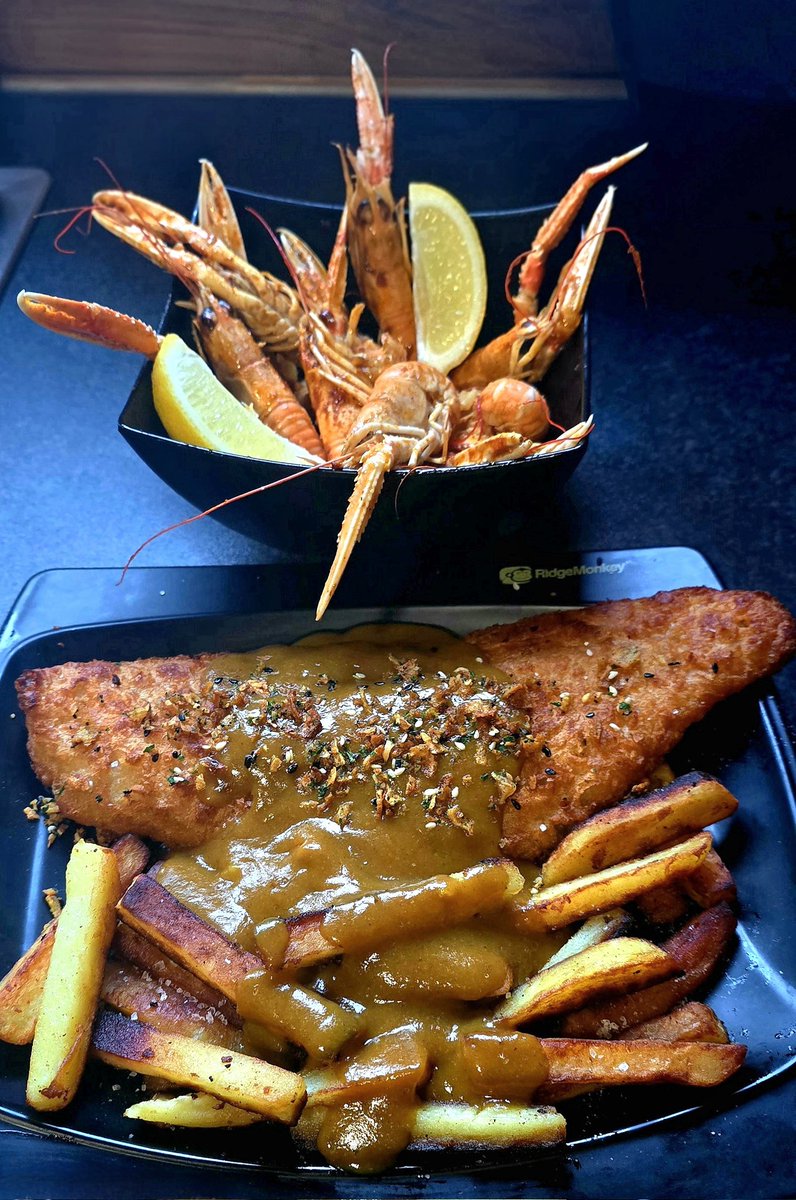 DeanoBacherro's tweet image. Tonights Fish and chips special, from Lake View lodge, at Jurassica Resort. Beer battered haddock fillets, hand cut Maris piper chips done in the frying pan, curry sauce and crispy sprinkles. Served with a bowl of garlic butter langoustines 😎 #dinner #fishandchips #seafood