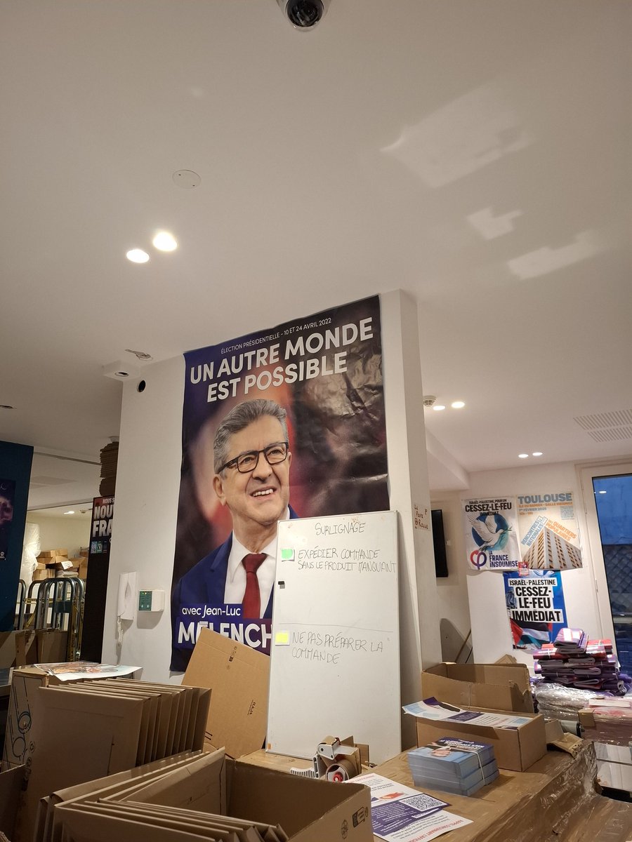 LalaPolit_'s tweet photo. Jour 2 au pôle matériel de la @FranceInsoumise. 

Une quantité astronomique tout au long de la journée et de la soirée à préparer des colis de matériel pour les militant•es de toute la France. 🫶

Quel autre parti peut prétendre faire pareil ? 🤔

#Melenchon2027 https://t.co/SGfI3V4rVm