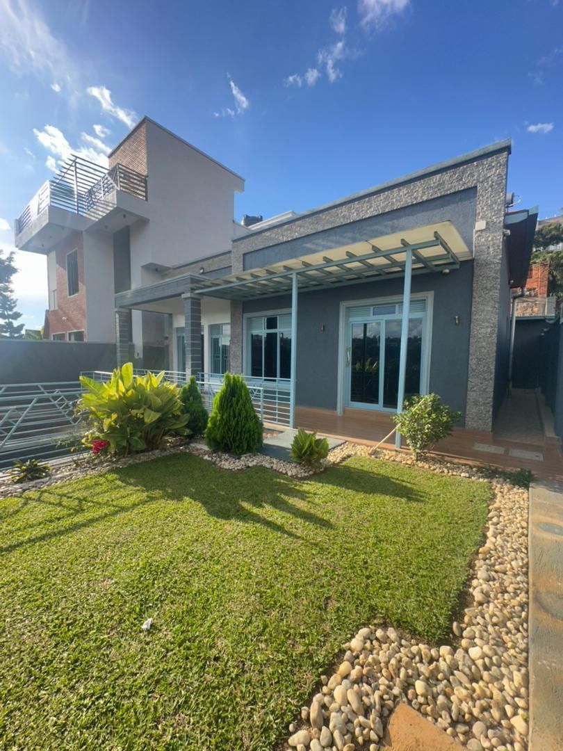 HouseInRwanda's tweet image. 🏠Kigali Beautiful house for rent In Kibagabaga🆕 

💸Price: 1,000,000 RWF /month
🛏️Bedrooms: 4
🛀Bathrooms: 3
👍Furnished: No
🅿️Enough Parking Space

For further details:👇houseinrwanda.com/property/rent/…

#house #rent #kigali