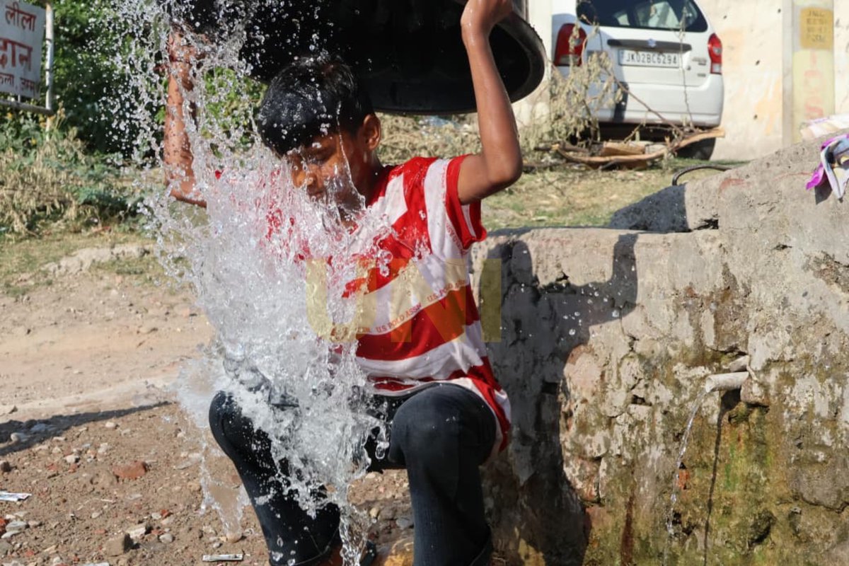 UNI_Photos's tweet image. In Photos | A boy cooled off by splashing water over himself on a hot afternoon in Jammu today. 

 📸: Aman Sharma / UNI 

#Jammu | #Heatwave | #SummerHeat | #CoolingOff | #HotWeather | #HeatRelief | #JammuAndKashmir | #UNI