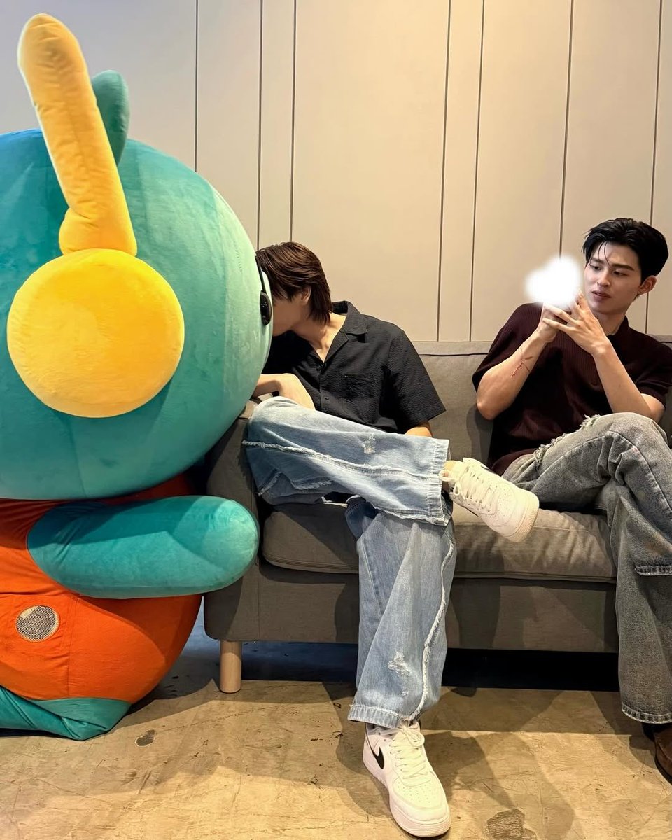 0104treasure1's tweet photo. ถึงพ่อพ่อจะแกล้งจะแซวพิ่เพิ่มยังไง แต่พ่อพ่อก็ชอบมากอดมาฟัดพิ่เพิ่มตลอดเลยน๊าาา เขารักลูกชายหมีสีอควาคนนี้มากๆ นะ ก็เกิดมาจากความรักจนมีหัวใจติดที่แก้มออกมาเลย💕🧸🎧
//และใช่ค่ะคนที่น่าอิจฉาที่สุดคือคุณณราวิชญ์ที่มีแฟนและลูกที่น่ารักขนาดนี้
#PondPhuwin #ปอนด์ภูวินทร์
#PERMPOO https://t.co/gnAfVxc6V3