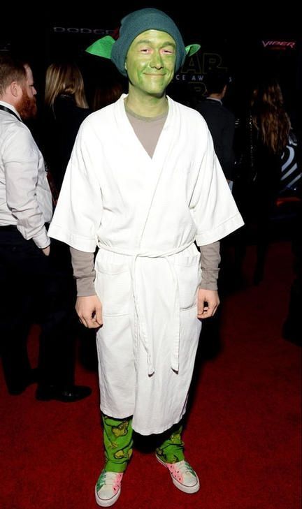 rogue's tweet image. Joseph Gordon-Levitt at the premiere of Star Wars: The Force Awakens in 2015 wearing a Yoda costume