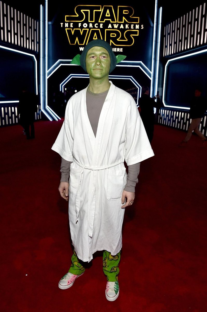rogue's tweet image. Joseph Gordon-Levitt at the premiere of Star Wars: The Force Awakens in 2015 wearing a Yoda costume
