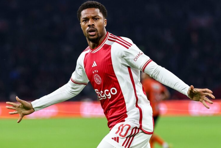 OFICJALNIE: Chuba Akpom definitywnie przechodzi z Ajaksu do Ipswich Town!

Napastnik spędził ten sezon na wypożyczeniu w angielskim klubie, który wywalczył awans do Premier League. Zgodnie z umową Akpom zostaje wykupiony za około 9 milionów euro.